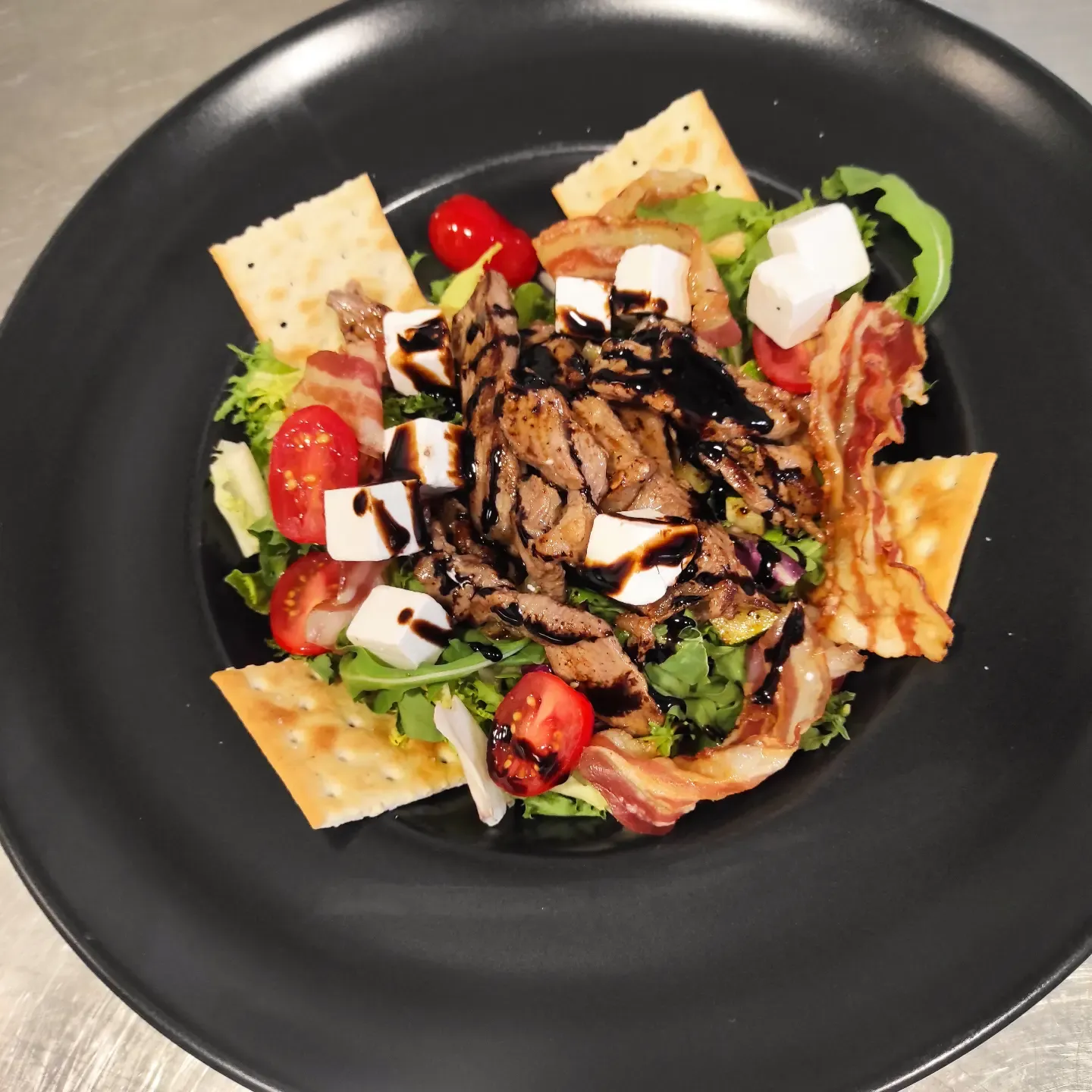 Beef salata na crnom tanjuru