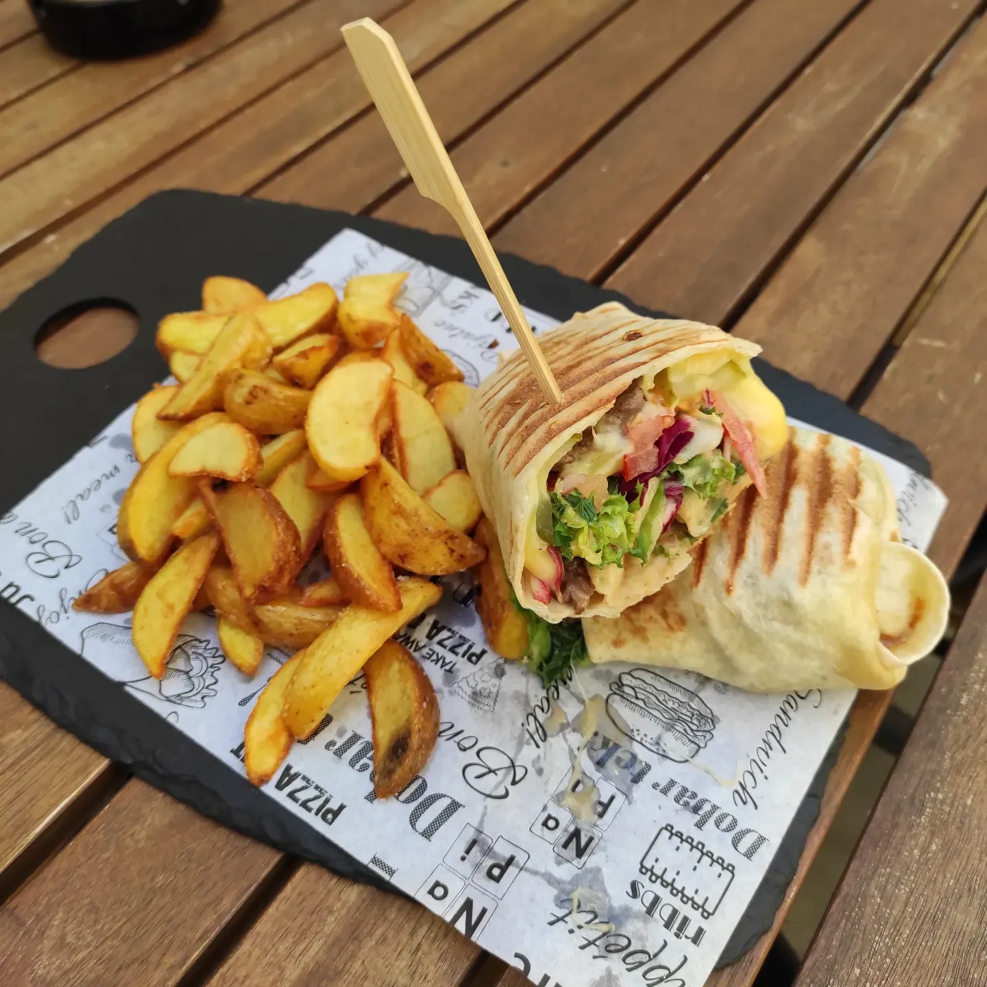 Beef wrap i krumpirići na drvenom stolu