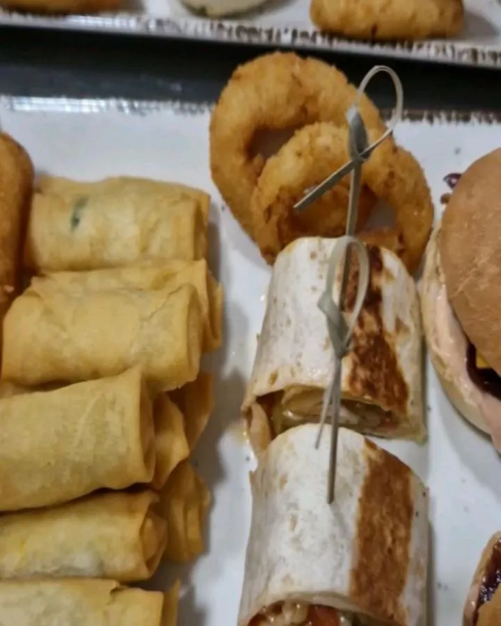 Mini burgeri, onion rings i wrapovi na pladnju