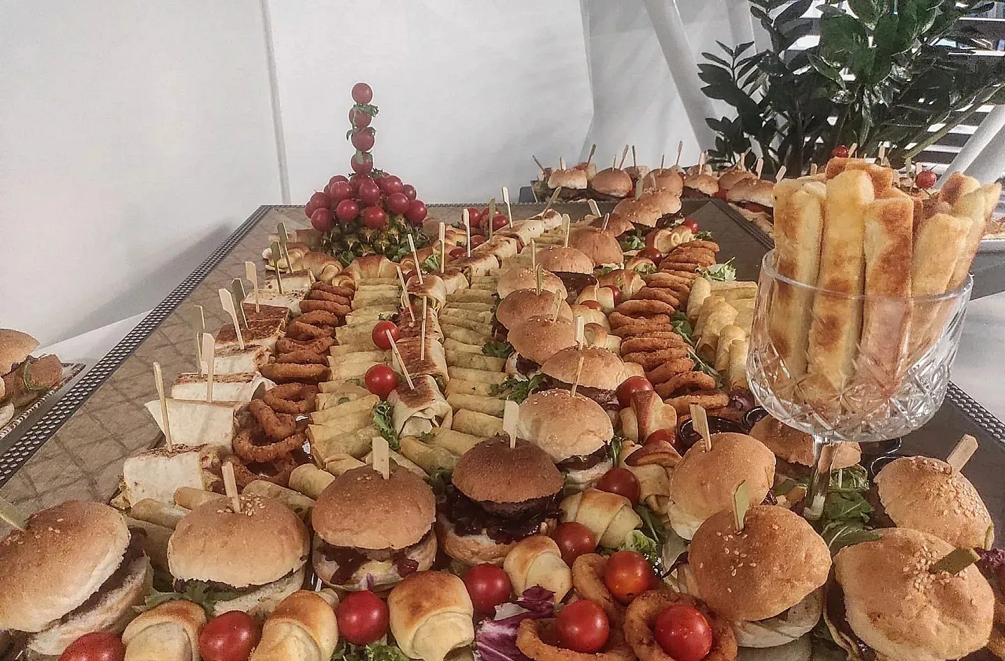 Stol s cateringom: mini burgeri, wrapovi, grickalice i voće