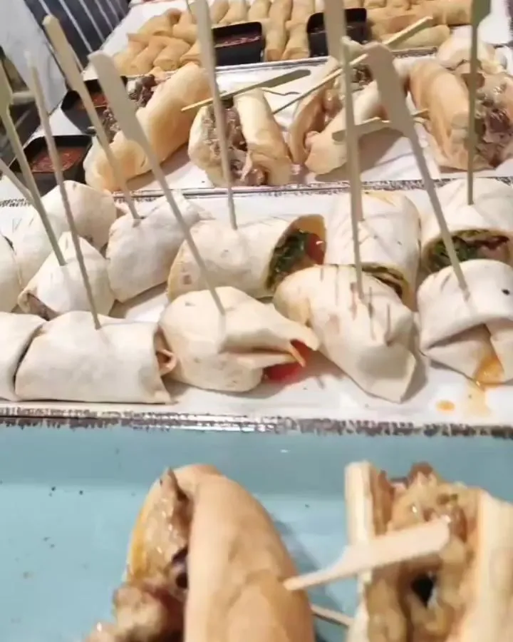 Mini wrapovi na štapićima, složeni na pladnju