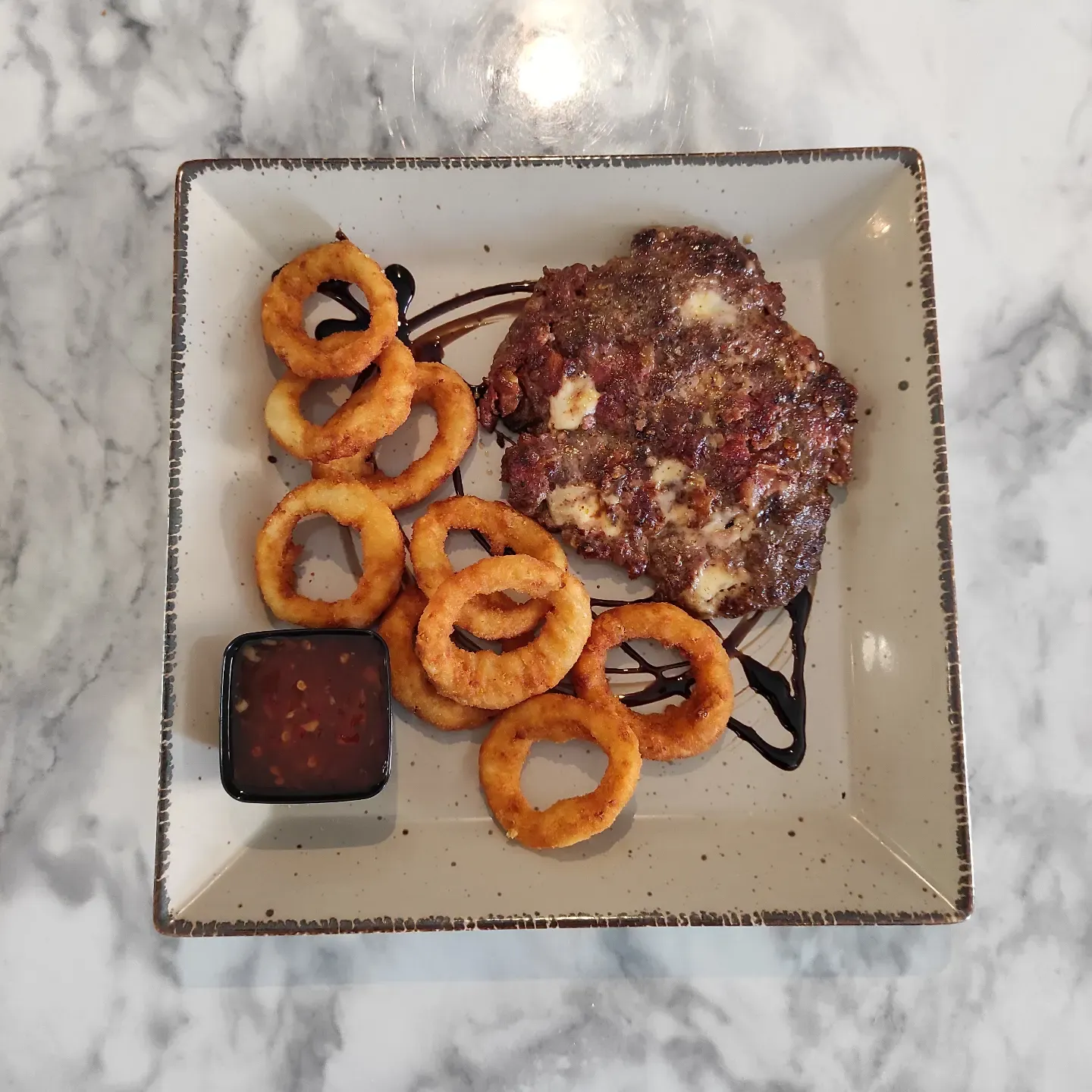 Gurmanska pljeskavica i onion rings