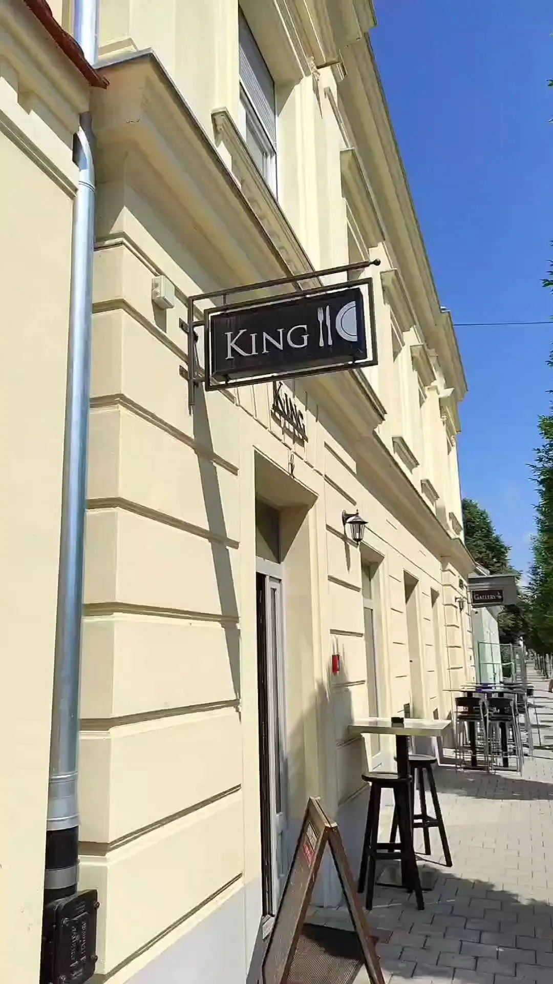 Pročelje na Rakovcu s natpisom King