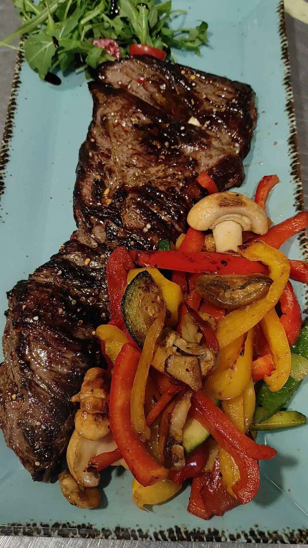 Skirt steak s paprikama i šampinjonima