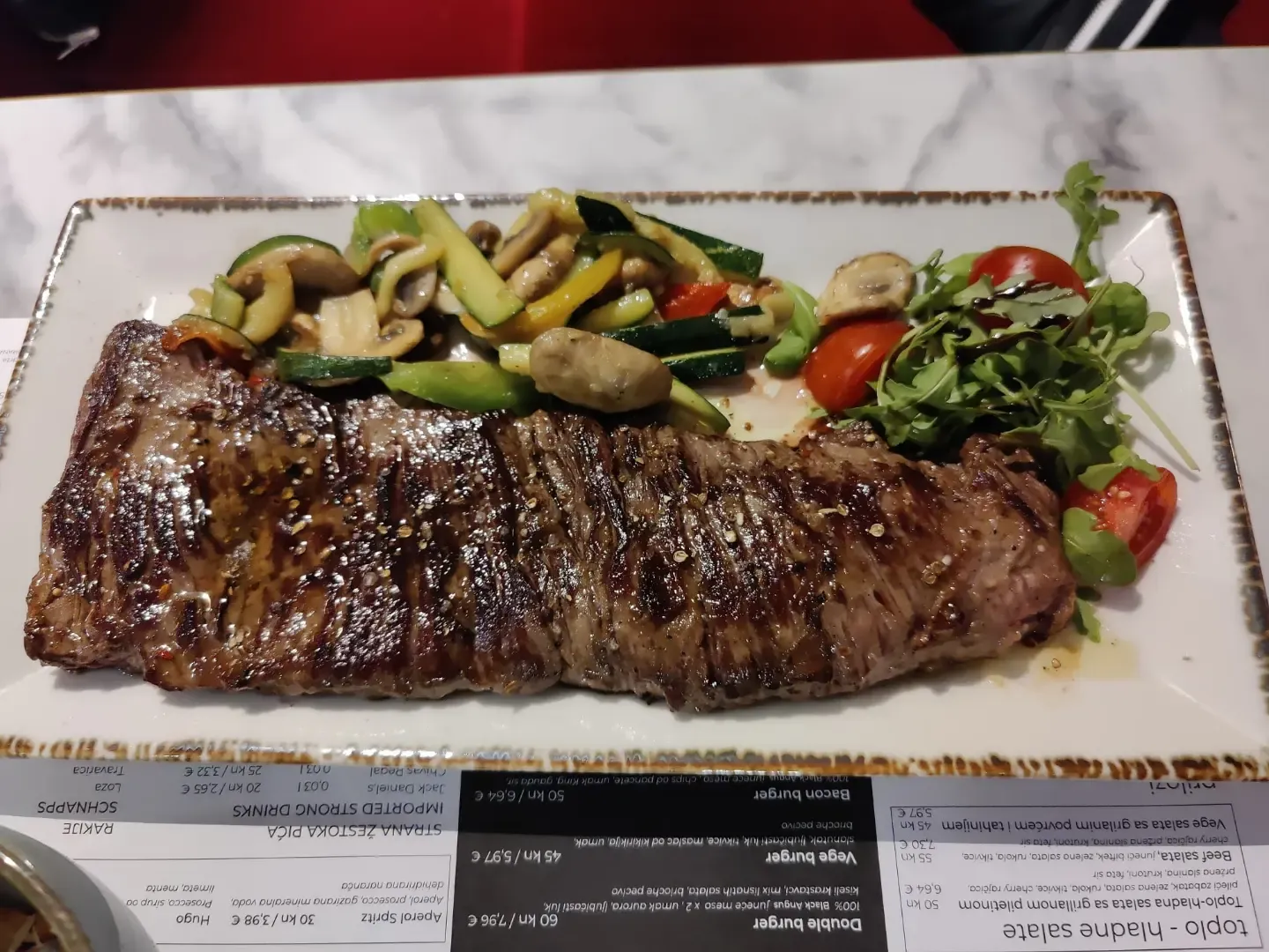 Steak s povrćem na bijelom tanjuru