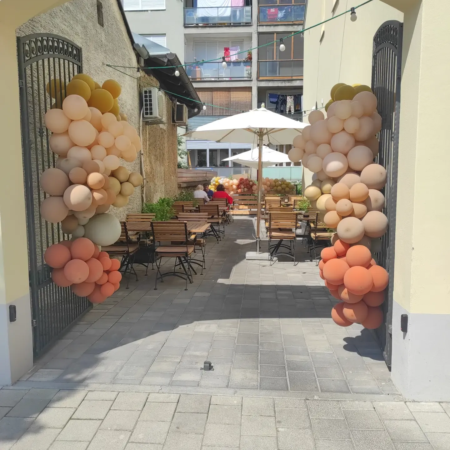 Ulaz u dvorište ukrašen balonima za prvi rođendan Bistro Kinga