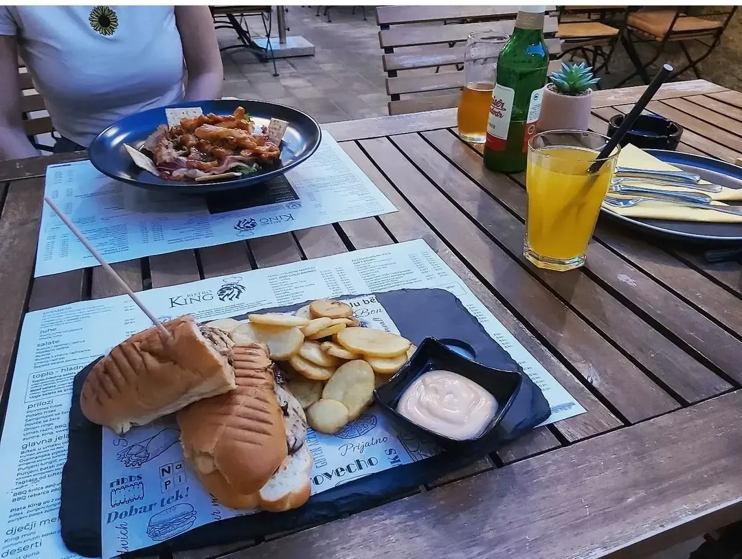 Burger i sendvič na stolu na terasi