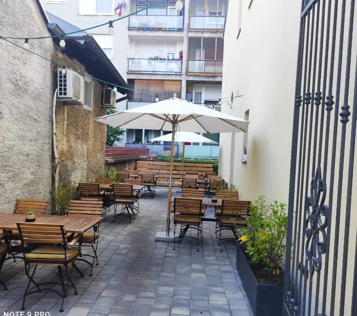 Dvorište s terasom kroz željeznu kapiju