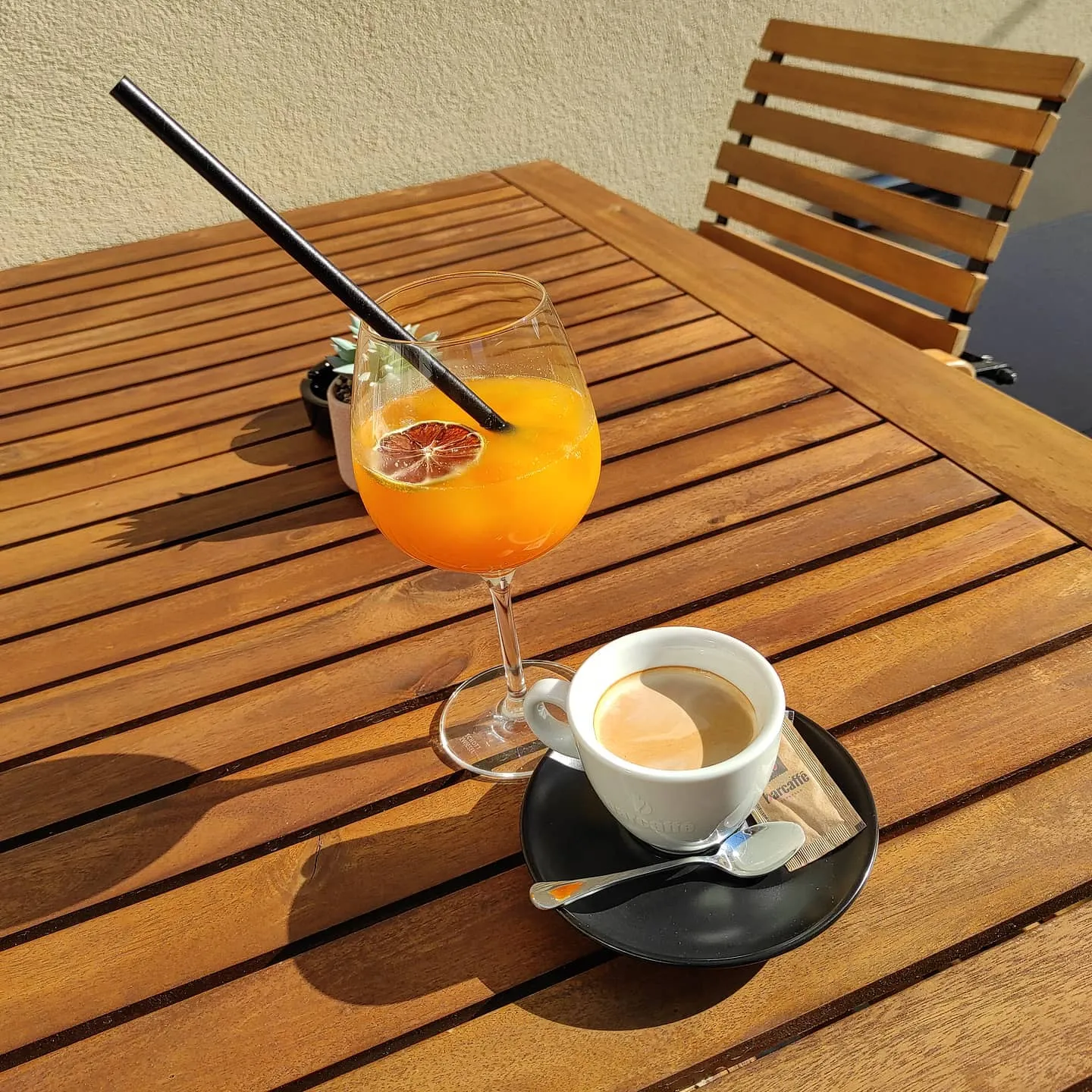Cijeđeni sok i kava na terasi