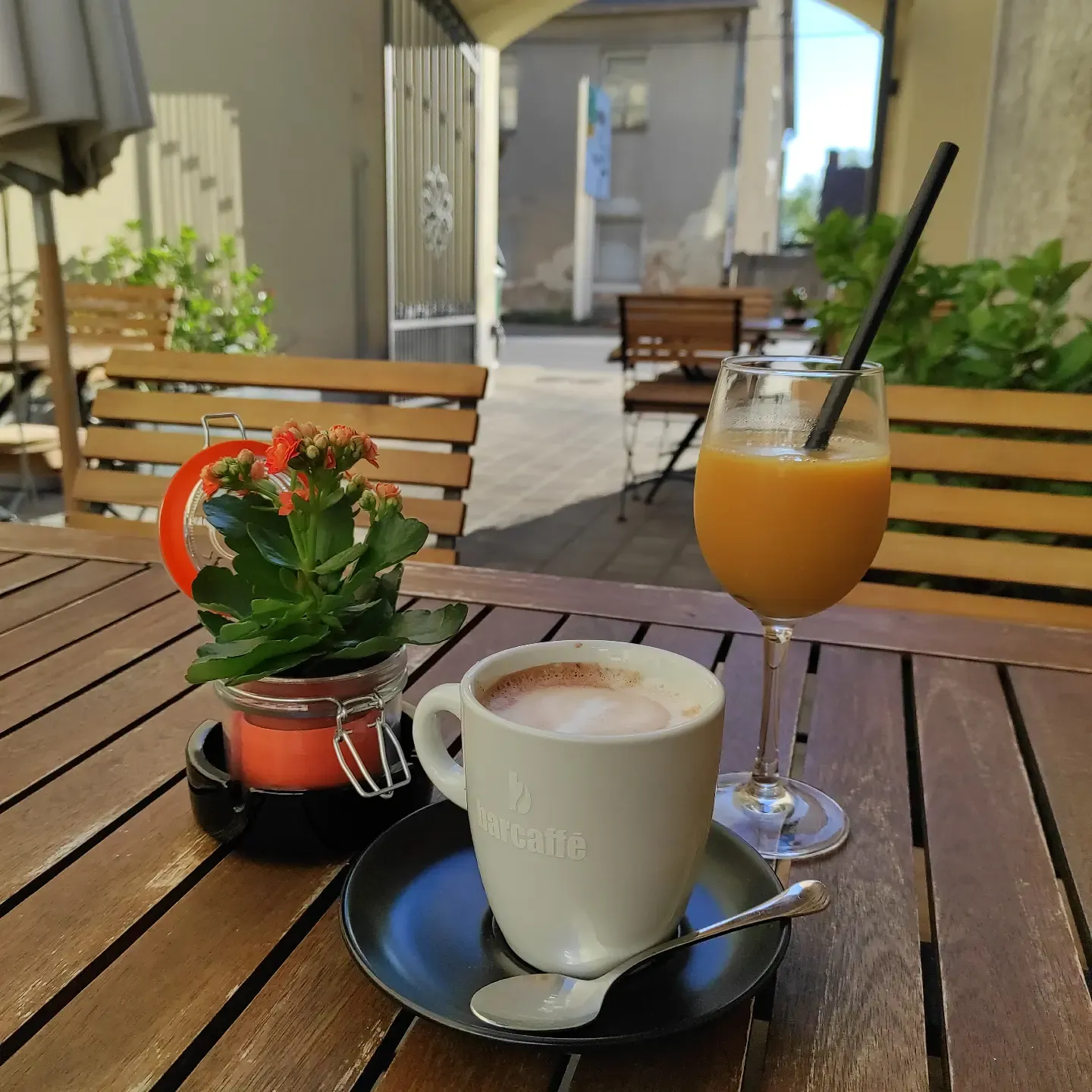 Kava i sok na terasi uz mali cvijet