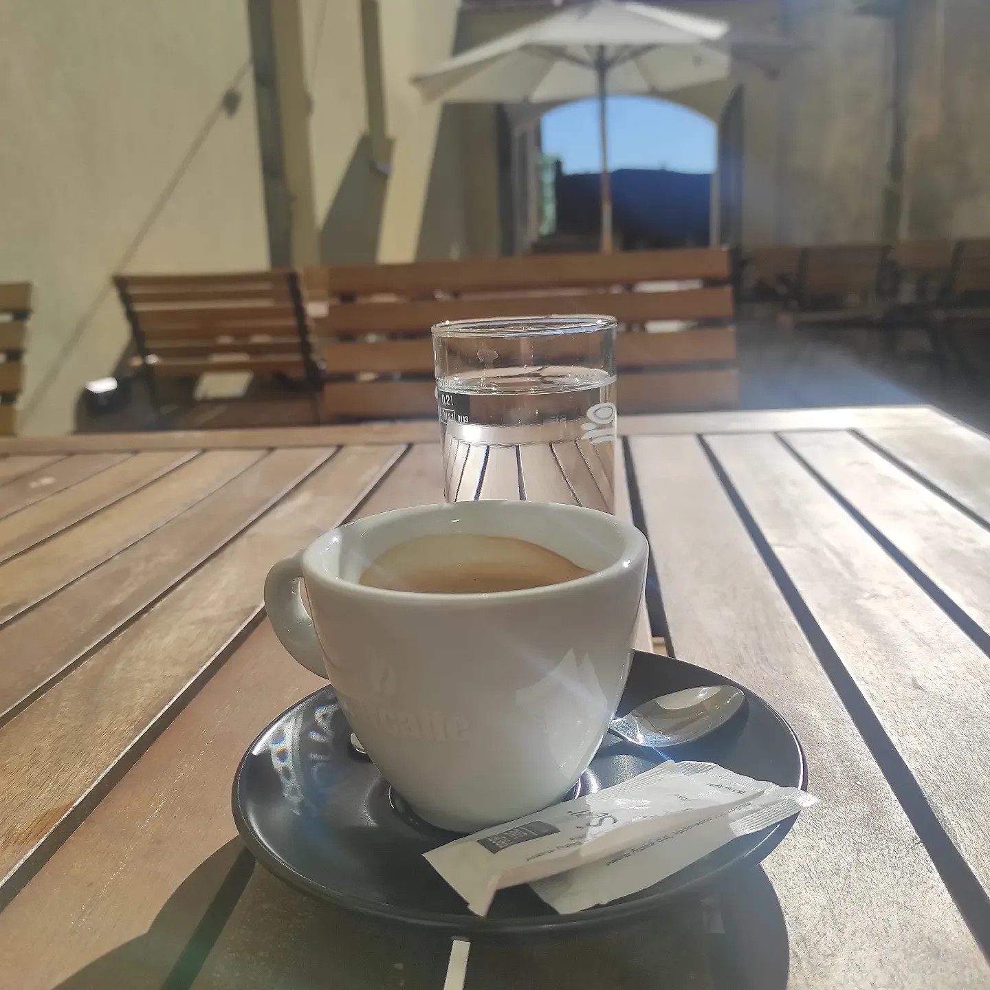 Kava na stolu pod suncobranom