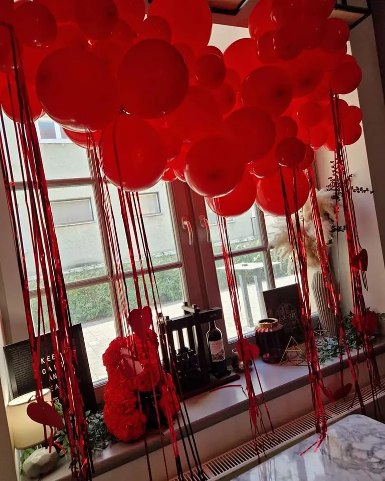 Crveni baloni i trake na prozorima Bistro Kinga za Valentinovo