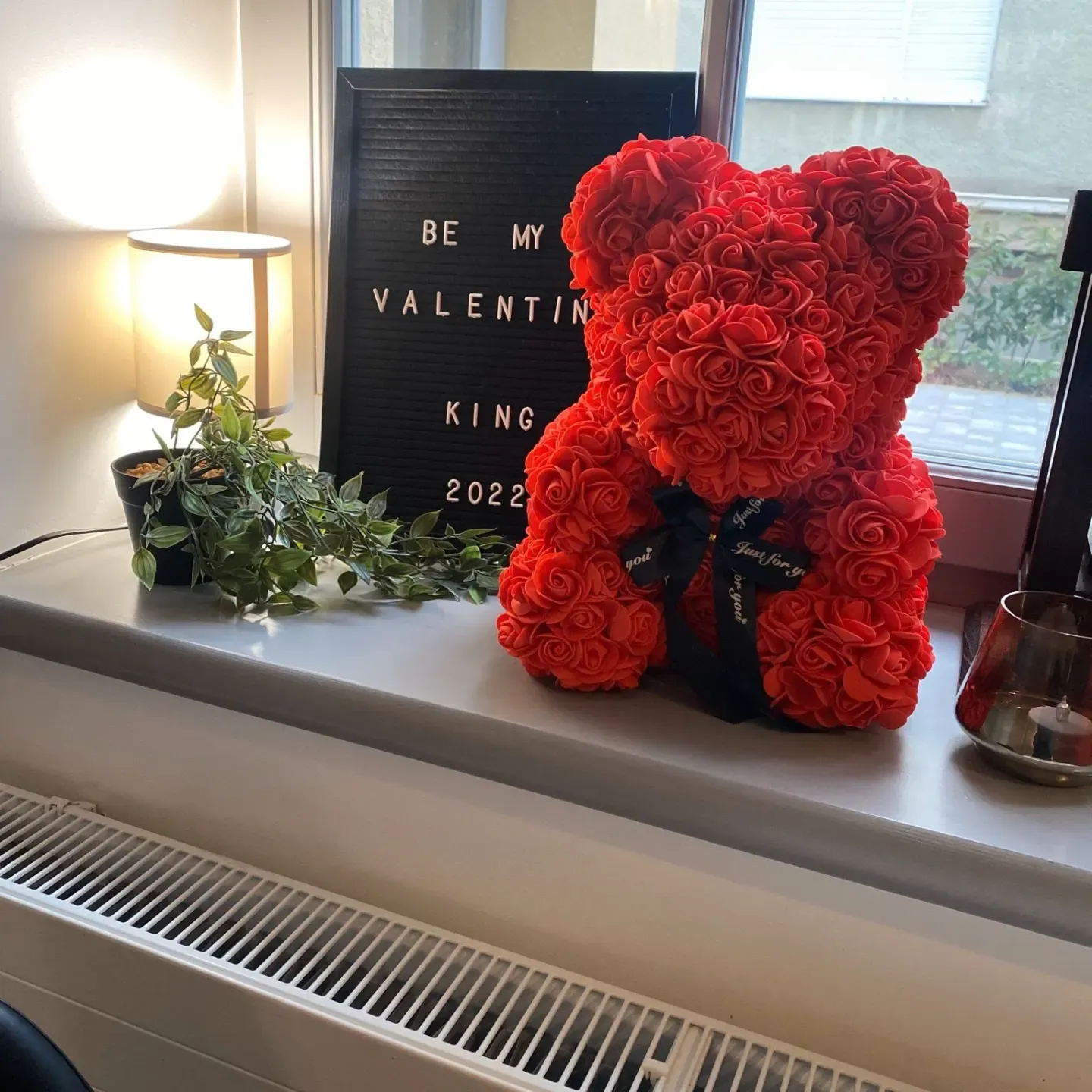Medvjedić od crvenih ruža i ploča Be my Valentine